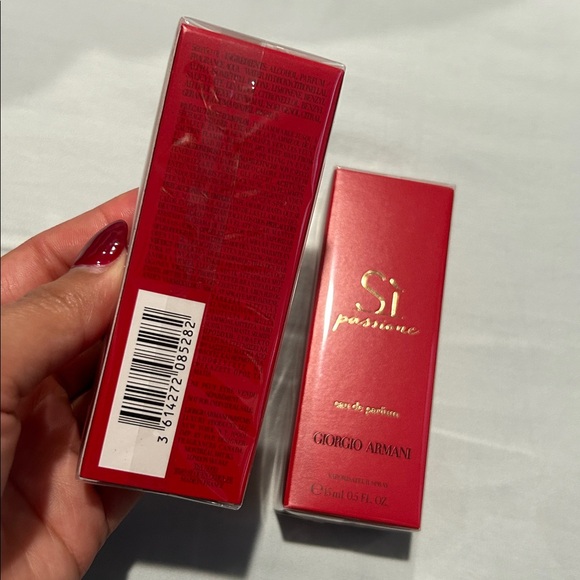 ❤️ Giorgio Armani Sì Passione Eau de Parfum – Women’s (15 mL / 0.5 oz) ❤️ - Picture 3 of 4
